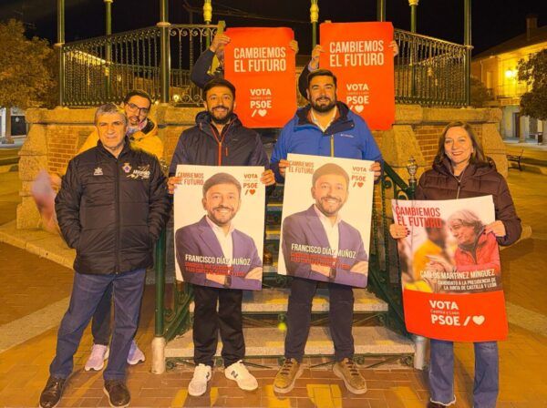 Miembros del PSOE de Salamanca sosteniendo carteles de campaña
