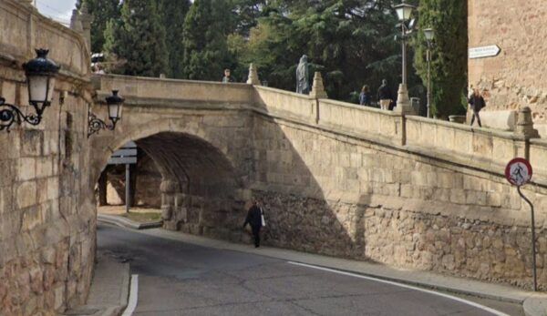 Puente del Soto en Salamanca con personas caminando sobre él
