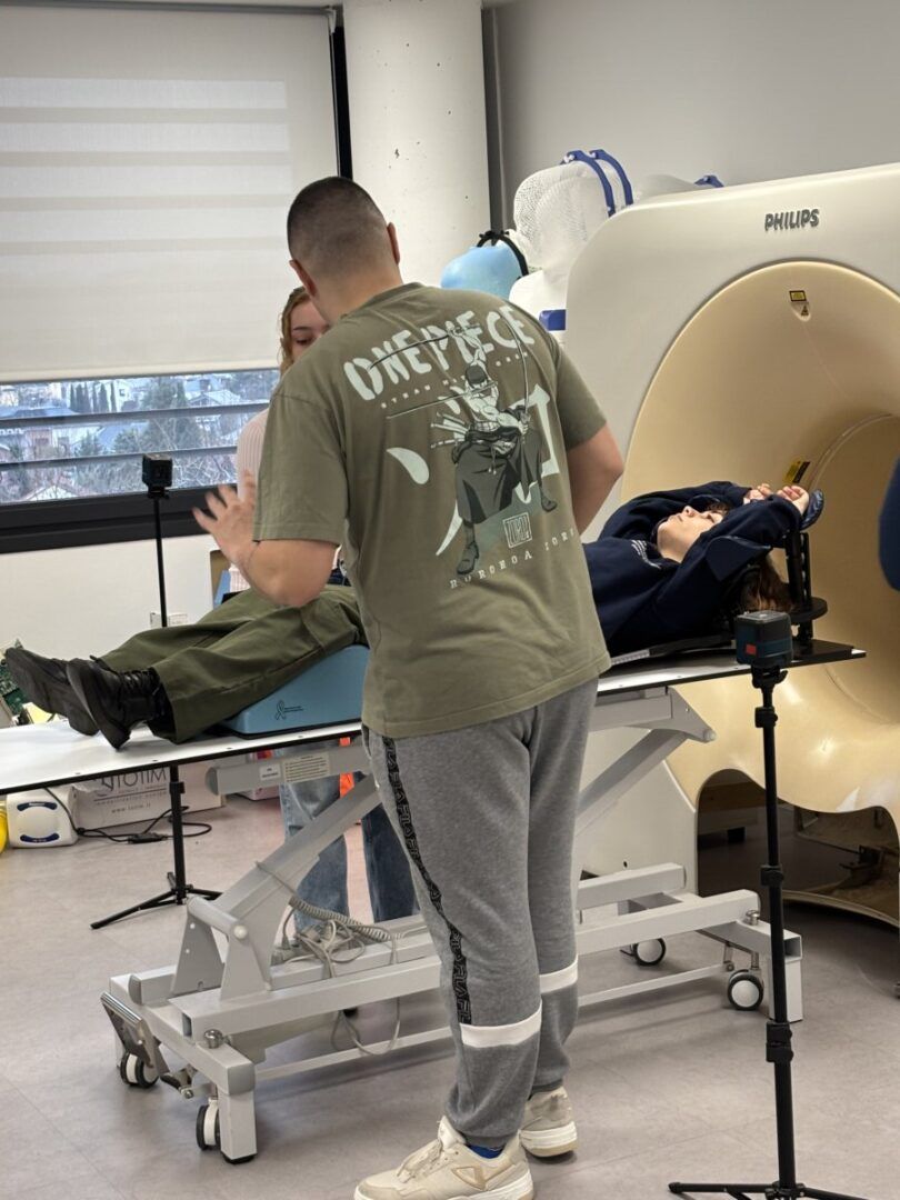 Estudiantes en una sesión de radioterapia en un entorno educativo