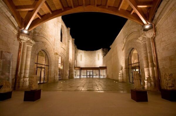 Vista del Museo Arqueológico Padre Belda iluminado por la noche