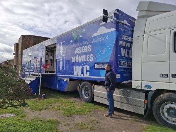 Unidad de aseos móviles durante el Carnaval del Toro en Ciudad Rodrigo
