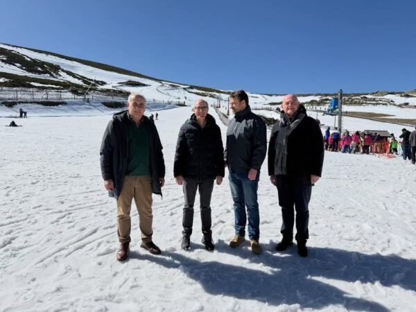 Cuatro hombres en la nieve durante el programa Bautismos Blancos en La Covatilla