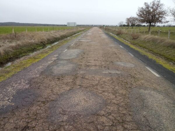 Estado deteriorado de la carretera SA-213 entre Alba de Yeltes y Bocacara