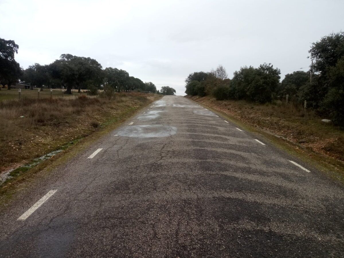 Estado deteriorado de la carretera SA-213 entre Bocacara y A-62