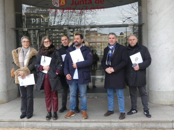 Grupo de personas ante la Delegación Territorial de Zamora