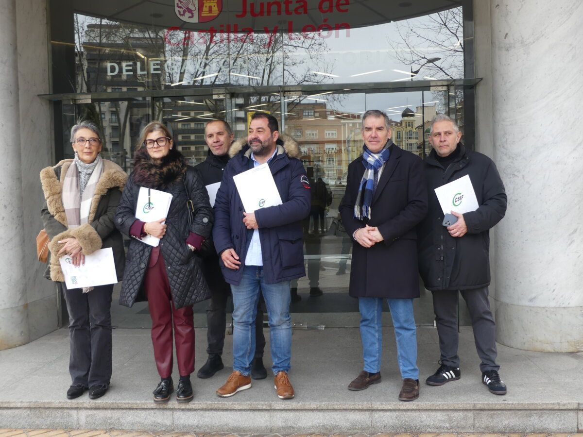 Grupo de personas ante la Delegación Territorial de Zamora