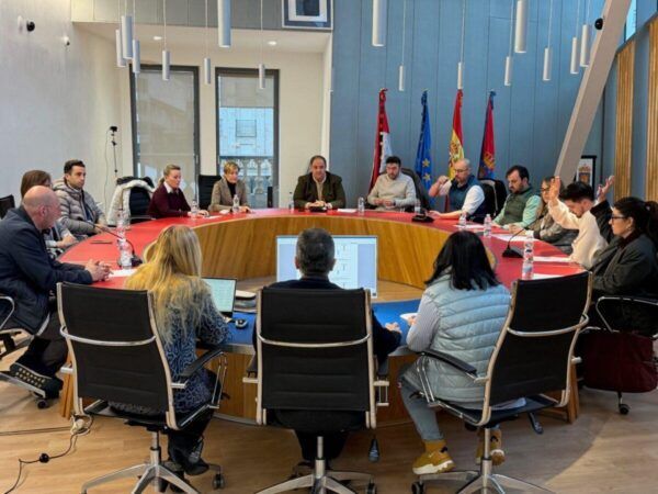 Reunión de Roberto Martín sobre el reasfaltado de calles en Guijuelo