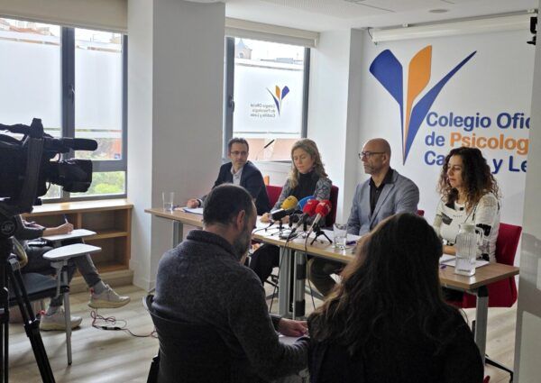Rueda de prensa sobre guía de medios digitales en educación con expertos