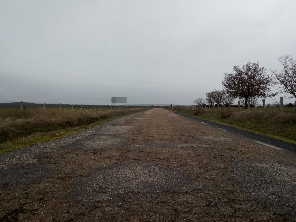 Estado deteriorado de la carretera SA-213 entre Alba de Yeltes y Bocacara