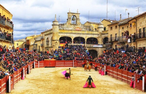 Multitud en la plaza durante el Carnaval del Toro en Ciudad Rodrigo