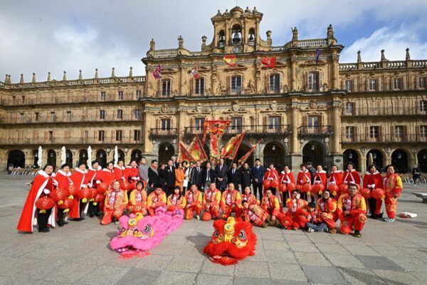 Grupo de personas celebrando el Año Nuevo Chino en Salamanca