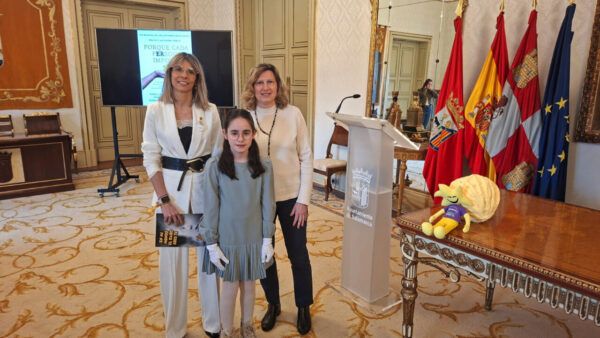 Tres personas en un evento sobre enfermedades raras en Salamanca