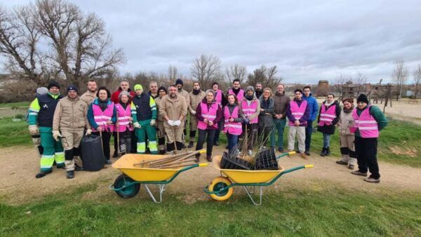 Grupo de voluntarios plantando árboles en los Corredores Verdes de Salamanca