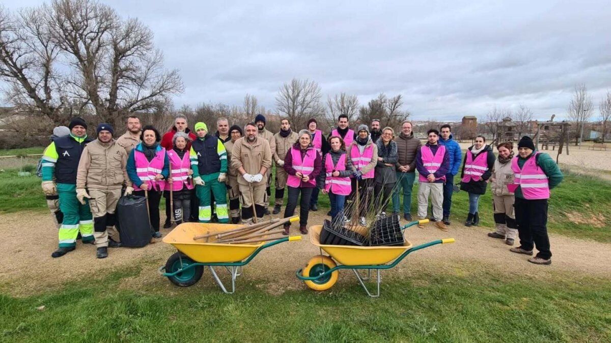 Grupo de voluntarios plantando árboles en los Corredores Verdes de Salamanca