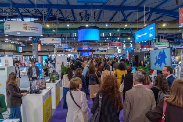 Vista del evento Feria Transfiere en Málaga con participantes y stands