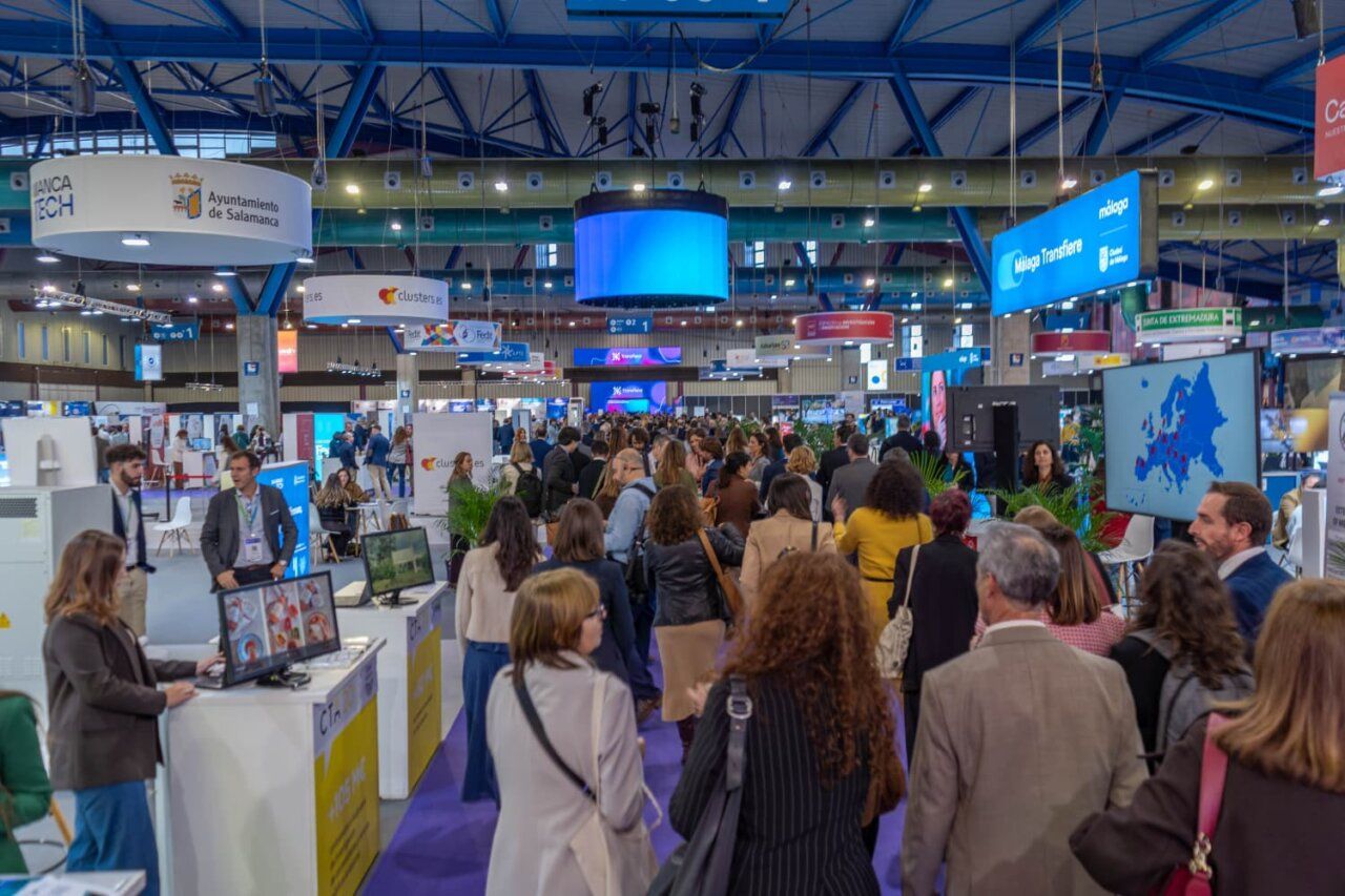 Vista del evento Feria Transfiere en Málaga con participantes y stands