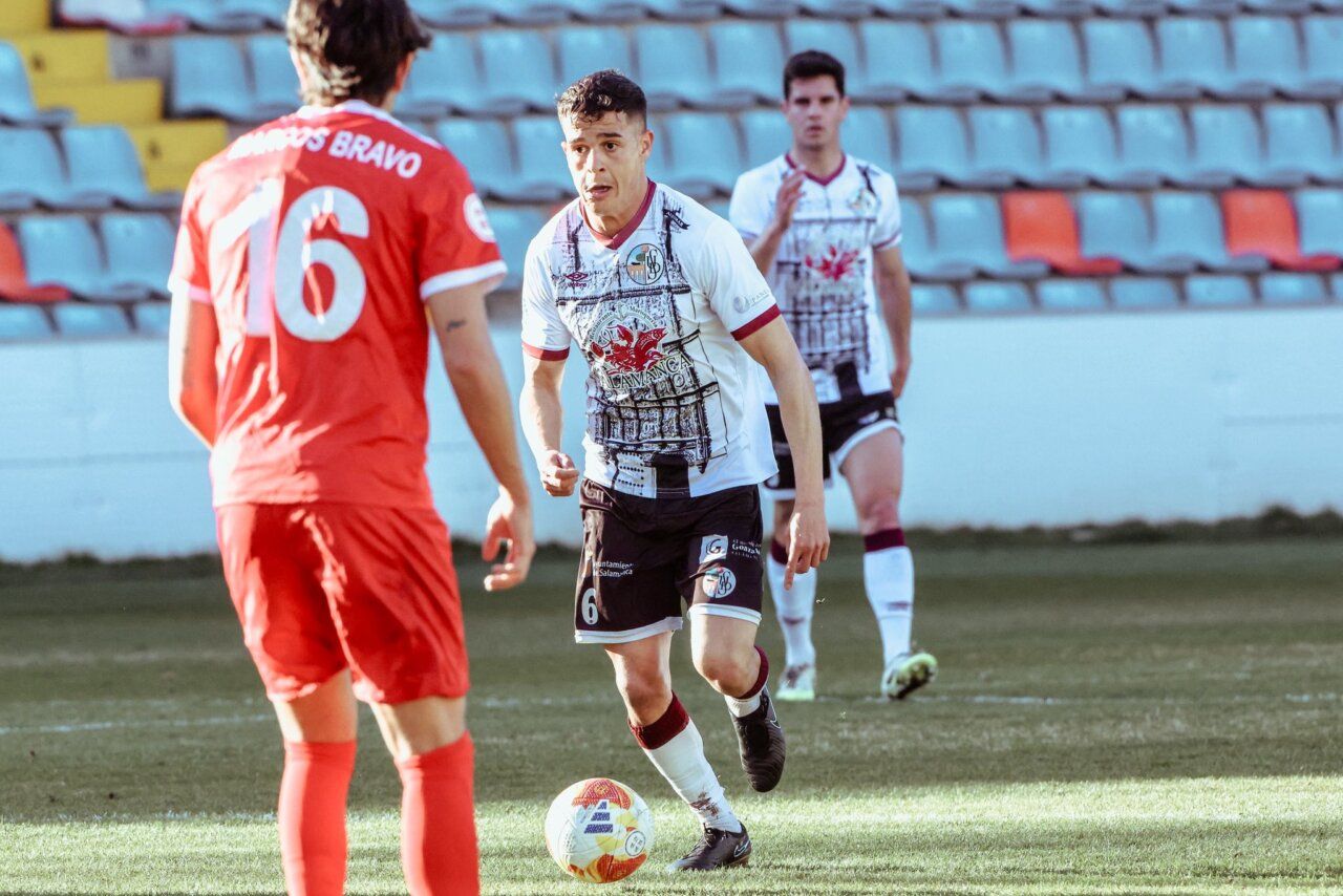 Jugadores de Salamanca UDS y Marino en el estadio Helmántico durante un partido