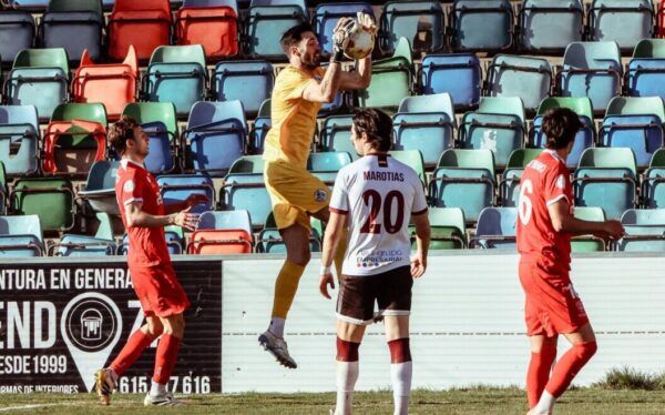 Portero del Salamanca UDS atrapando el balón durante un partido
