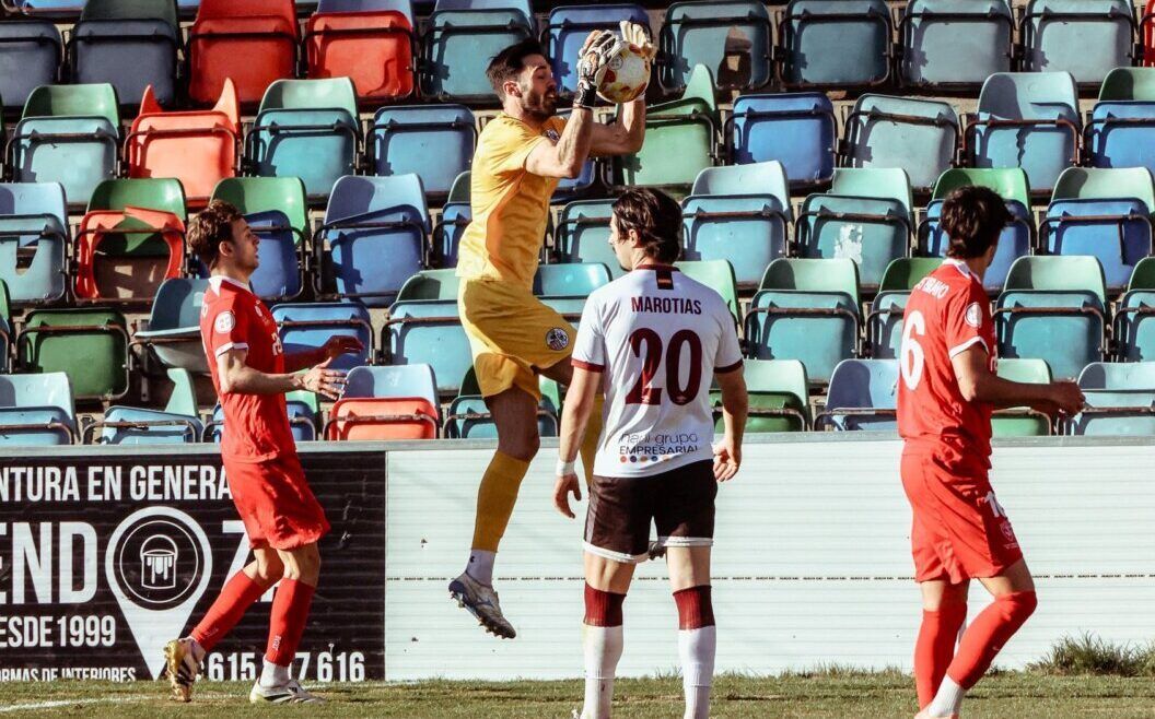 Portero del Salamanca UDS atrapando el balón durante un partido