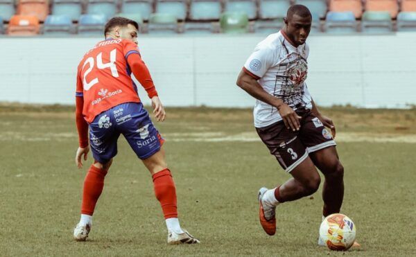 Jugadores de Salamanca UDS y C.D. Numancia en un partido de fútbol