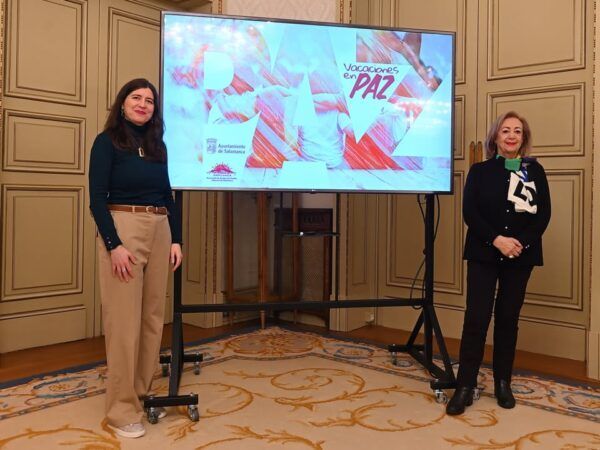 Presentación del programa Vacaciones en Paz en Salamanca con dos mujeres