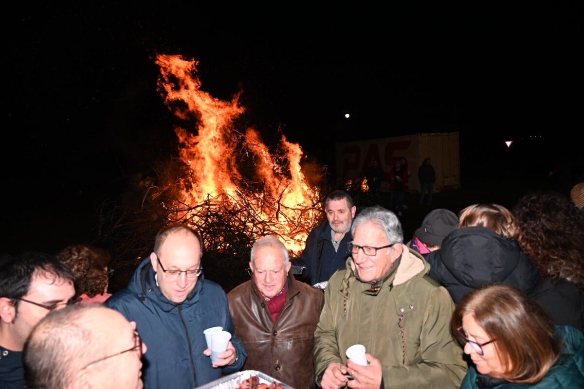 Celebración de San Blas en Ciudad Rodrigo con fogata y asistentes