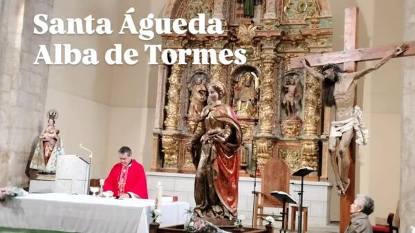 Celebración de Santa Águeda en Alba de Tormes con altar y figuras religiosas