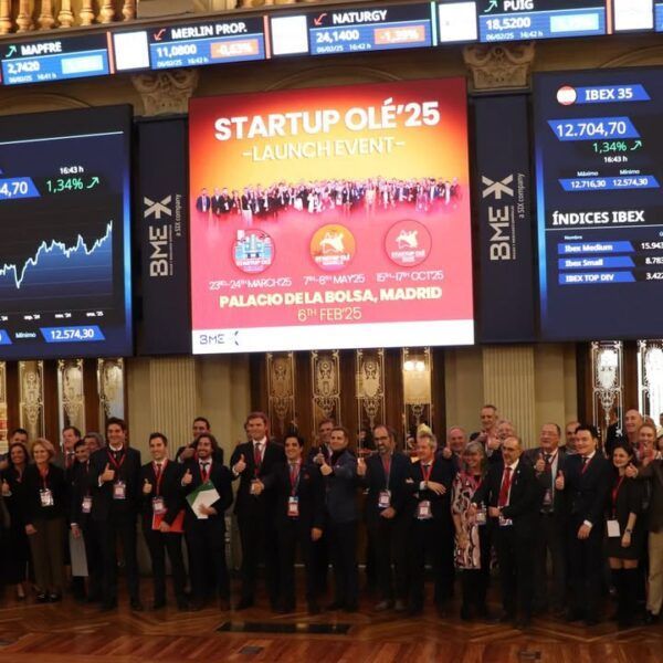 Evento de Startup Olé en el Palacio de la Bolsa de Madrid con participantes celebrando.