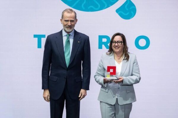 Adriana Casillas recibiendo el premio de manos del rey Felipe VI