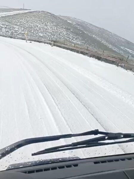 Vista de una carretera nevada en Salamanca durante un temporal