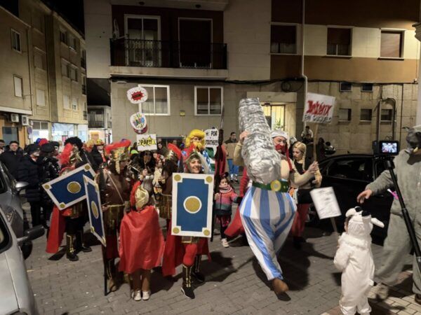 Desfile de carnaval con personas disfrazadas en la calle