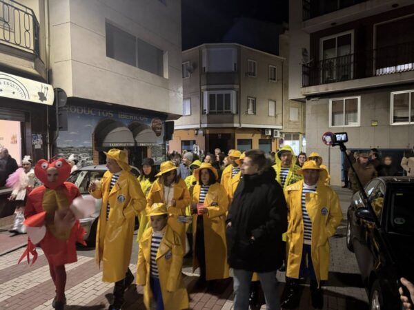 Grupo de personas en un desfile de carnaval con trajes coloridos
