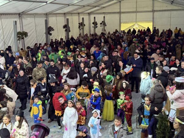Multitud de personas disfrazadas en un evento de carnaval