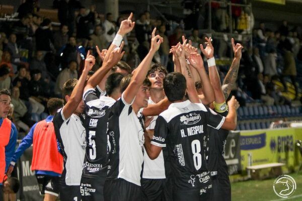 Jugadores de Unionistas de Salamanca celebrando en el campo