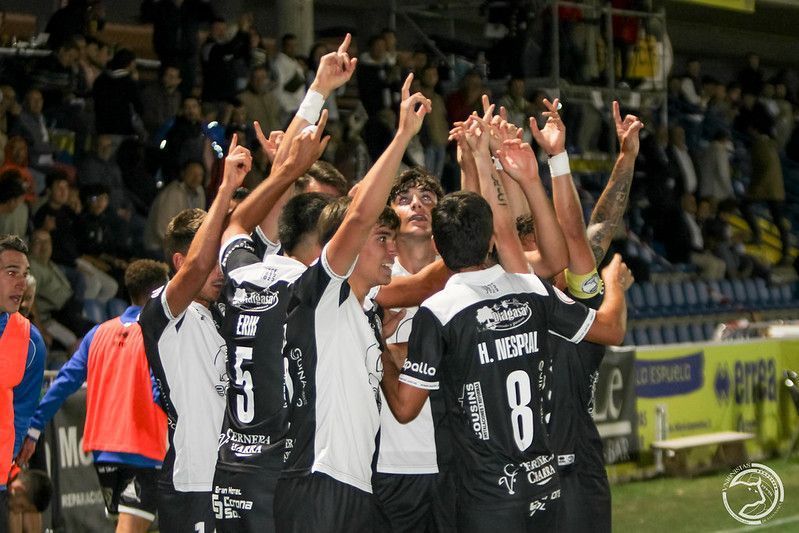 Jugadores de Unionistas de Salamanca celebrando en el campo