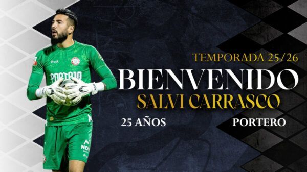 Salvi Carrasco en uniforme de portero con guantes