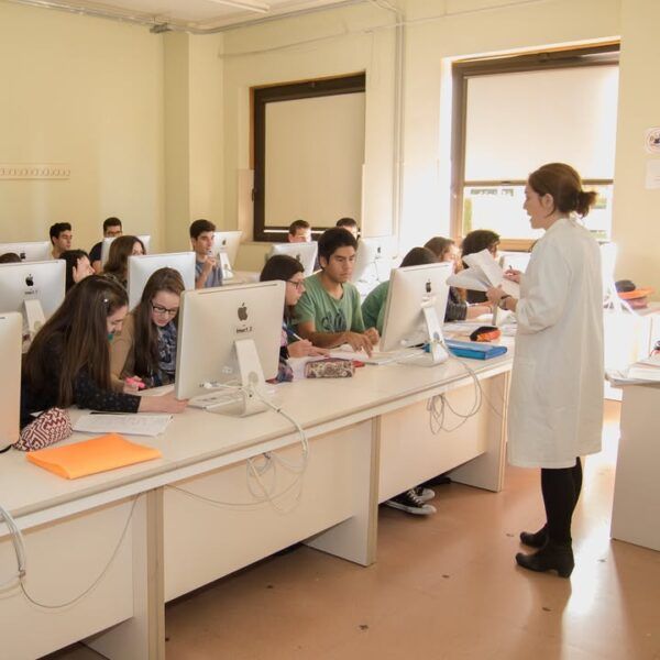Clase de formación médica en la Universidad de Salamanca con estudiantes y docente.