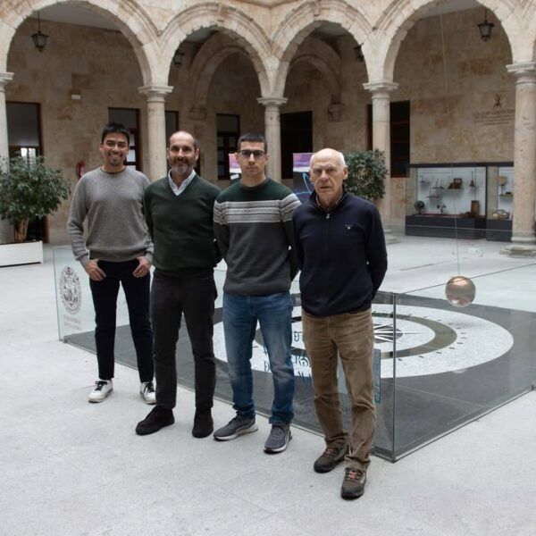 Investigadores de la Universidad de Salamanca trabajando en tecnología de energía renovable