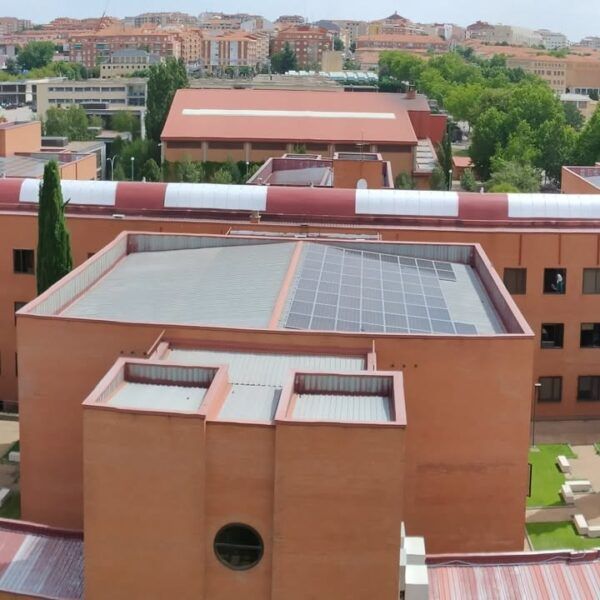 Vista aérea de la Universidad de Salamanca con paneles solares