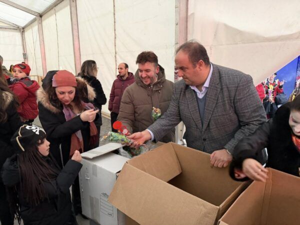 Familias recibiendo trompetas en la Trompetada Carnavalesca de Guijuelo
