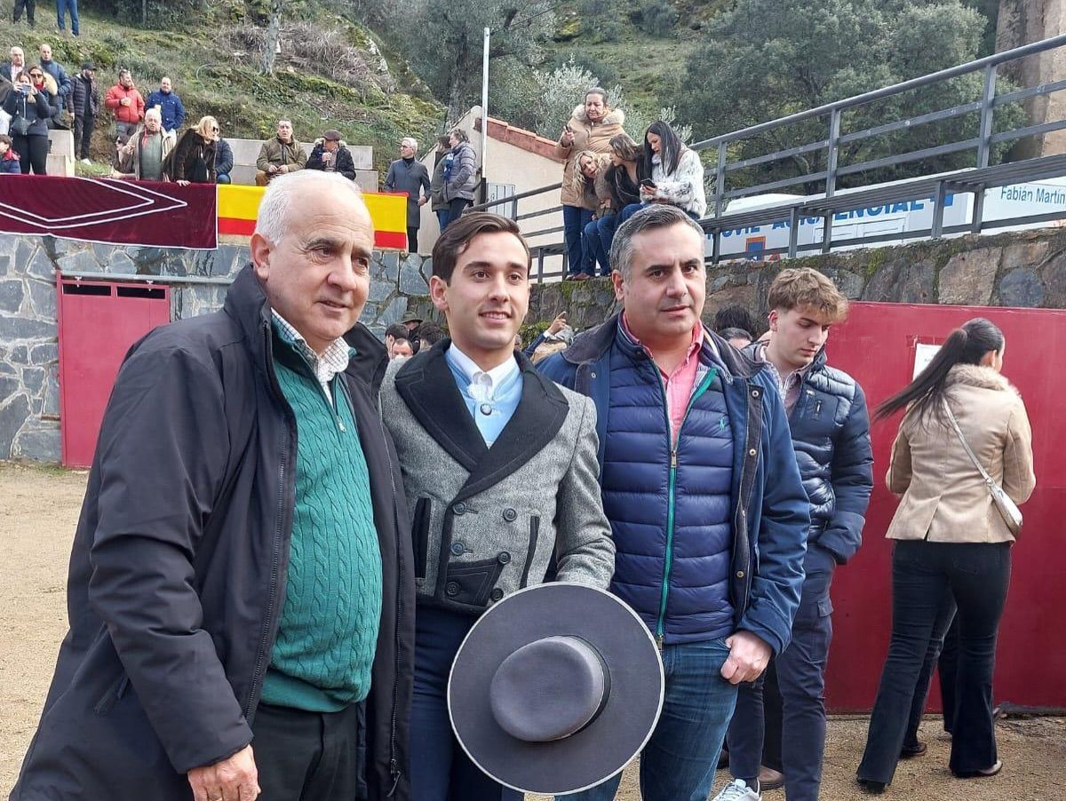 Tres hombres posando en un evento taurino en Valero