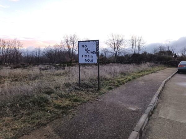 Cartel que dice no al punto limpio en un área rural