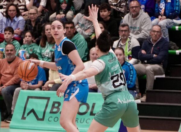 Jugadora de baloncesto de Avenida en acción durante el partido contra Estepona
