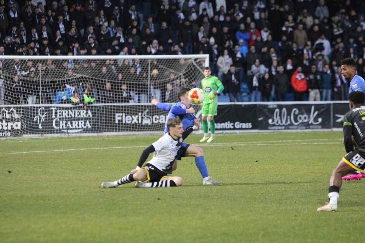 Jugadores de Unionistas CF en un partido contra Ourense CF