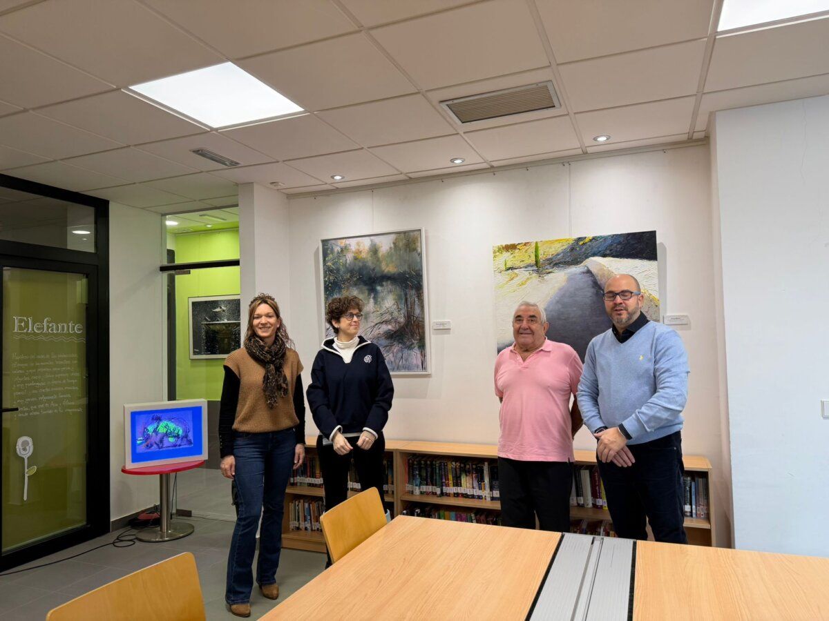 Personas en la exposición Lienzos de Luz y Sombra en Villamayor