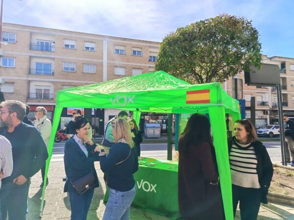 Evento de VOX en Santa Marta de Tormes con un grupo de personas