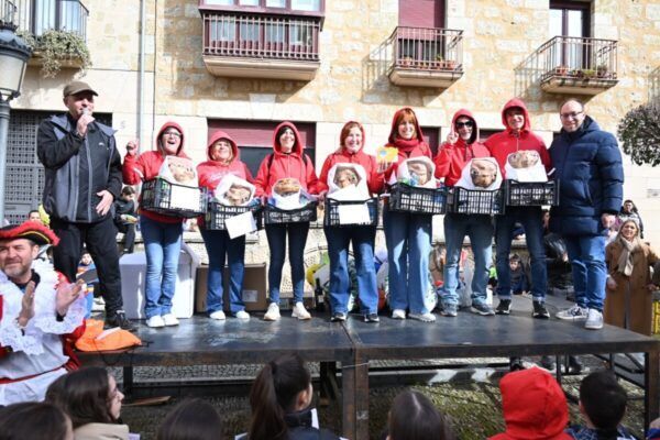 Participantes del XIV Cross de Carnaval en Ciudad Rodrigo mostrando premios