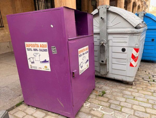 Contenedor morado para reciclaje de textil, ropa y calzado en Salamanca
