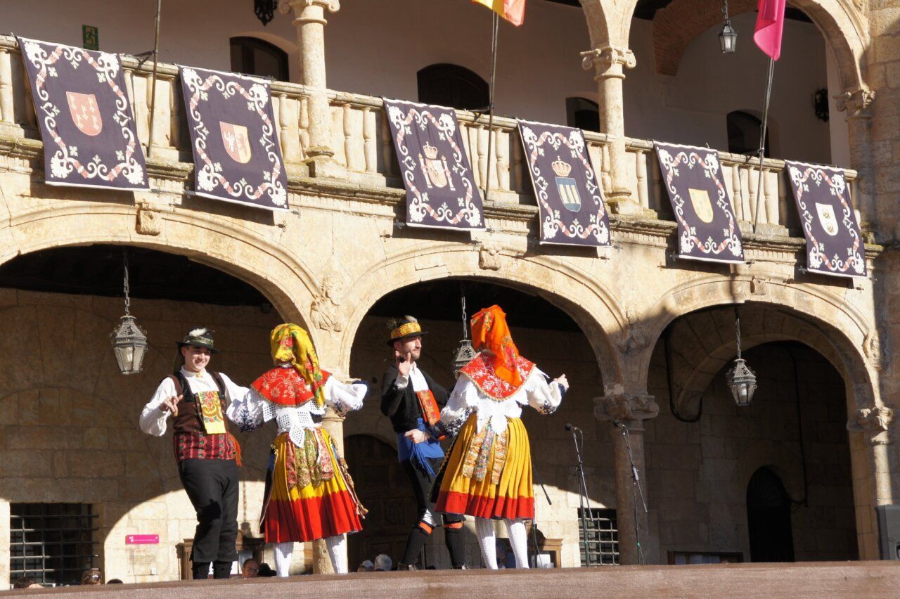 Bailarines en trajes tradicionales durante la Fiesta de la Charrada