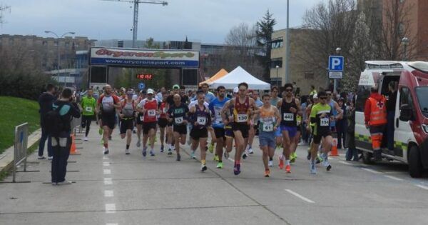 Participantes en la II Carrera Popular contra el Ictus en Salamanca corriendo.